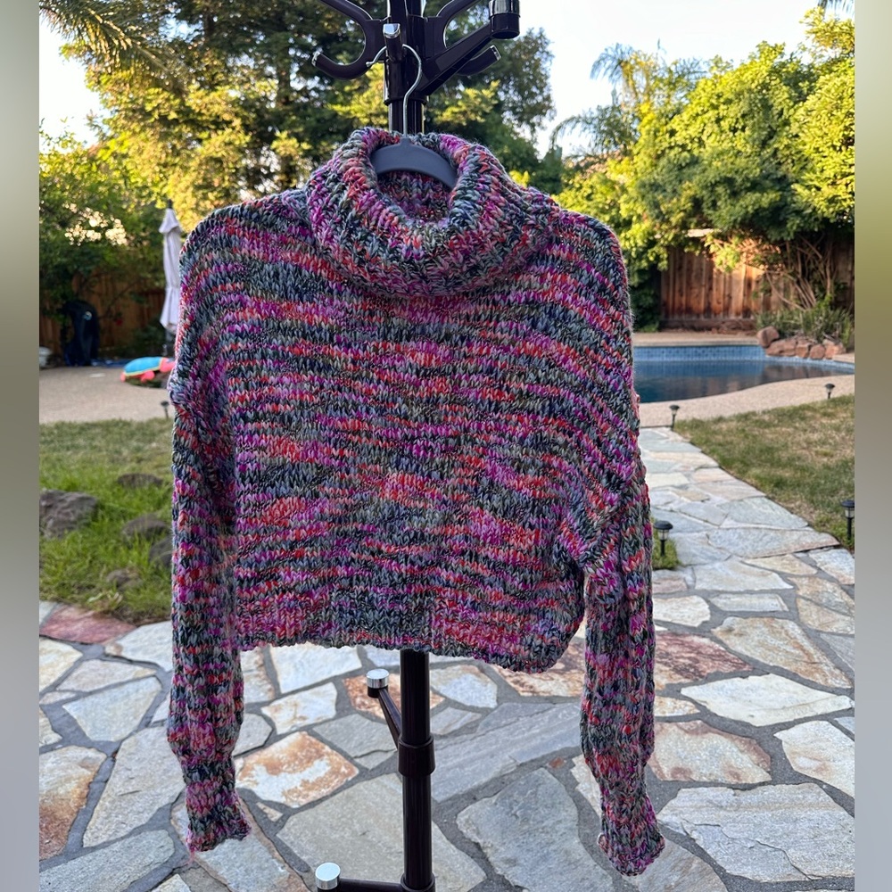 Knit cropped cardigan size small. Perfect to elevate your winter looks.